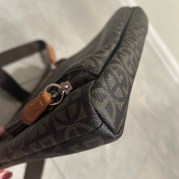 EUC Giani Bernini Block Signature Crossbody - Picture 5 of 16